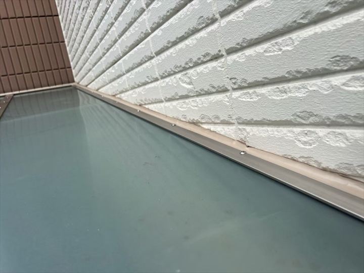 オートンイクシードを使用したウッドデッキ屋根のコーキング工事の施工事例(横浜市緑区三保町)